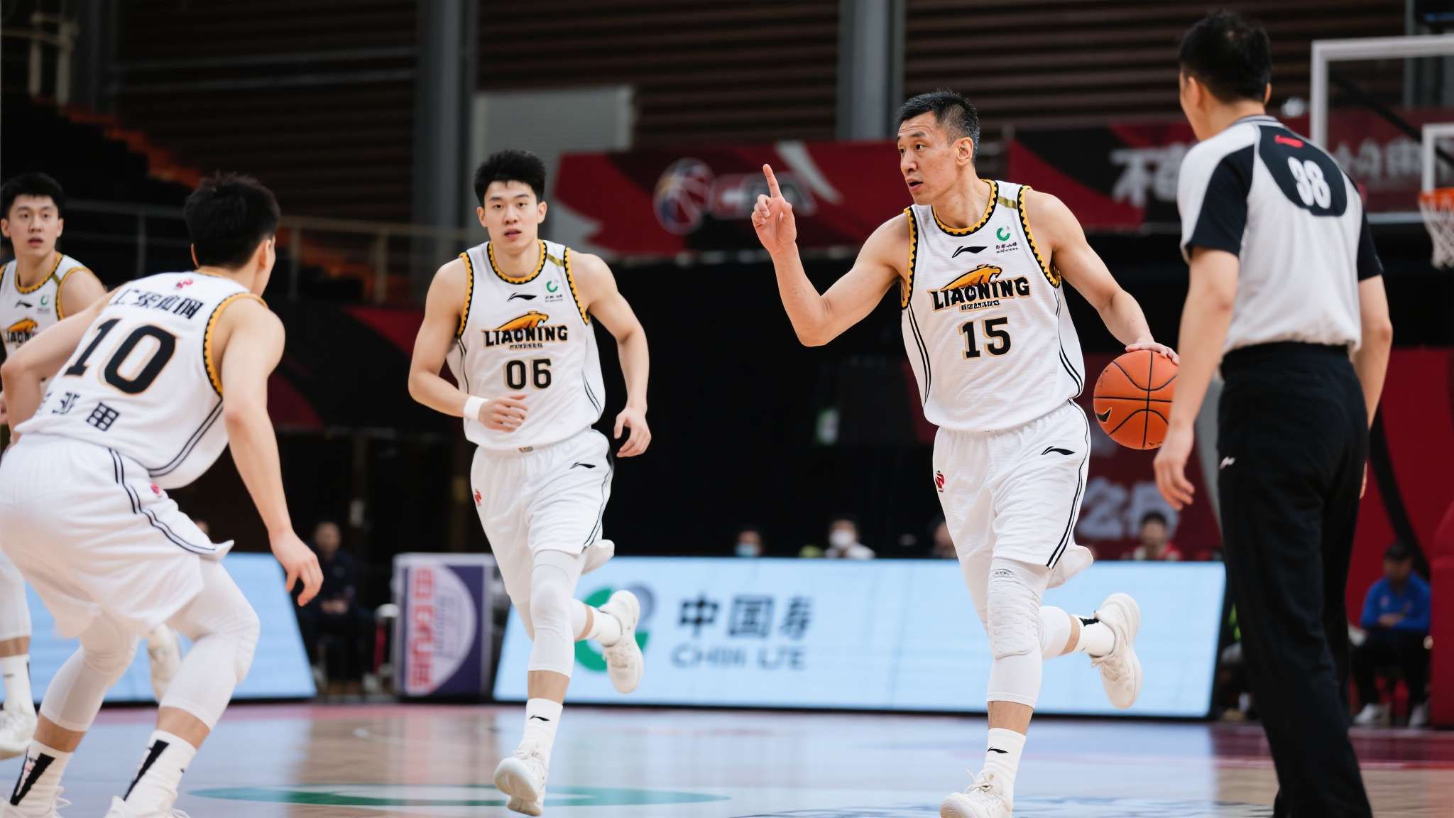 视频:以退为进、以快制慢、以老带新,国足开门红背后的制胜之道 以核心老将为例,他在场上承担的不仅是跑动任务,更是场上指挥官的角色。每一次持球,