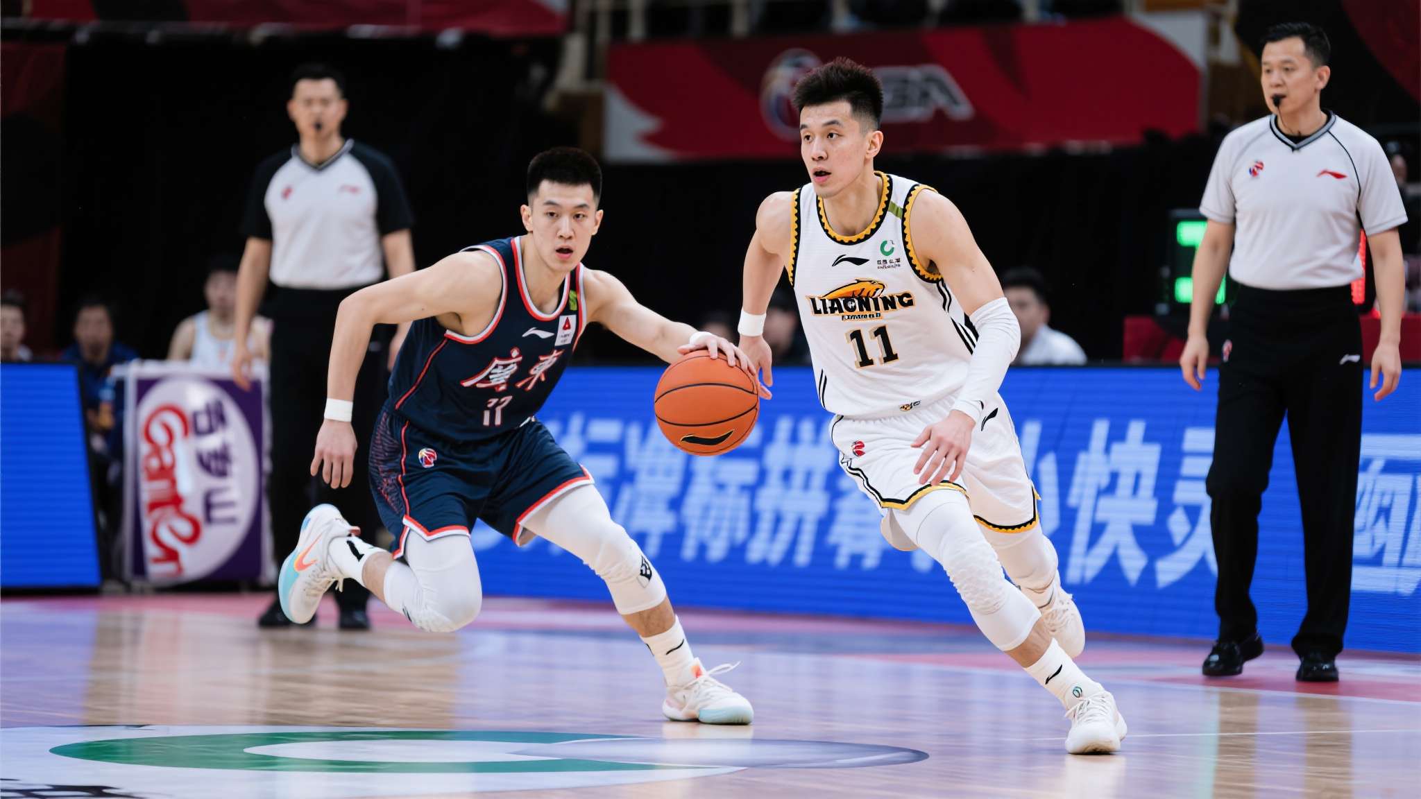再砍14分26板!这才是CBA第一大外援,上海男篮冲冠的最佳拼图 此外,他还展现出了扎实脚步、防守预判与临危响应三项基本功,为教练组战略布置提供充